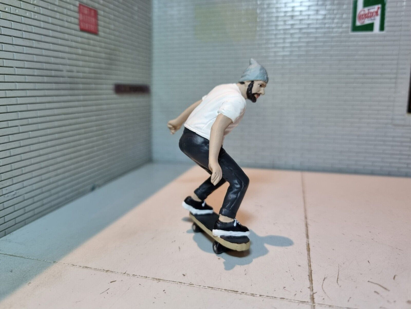 "Skateboarder Figure 2" AD-38341 American Diorama 1:24