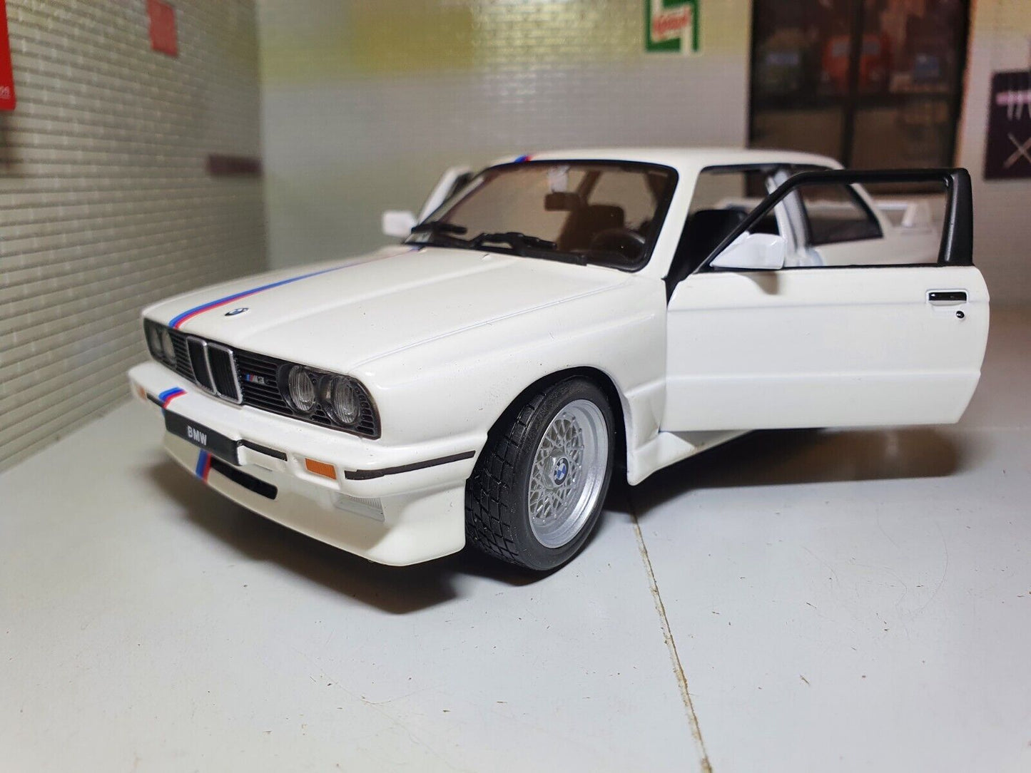 BMW 1988 3er M3 E30 21100 Bburago 1:24