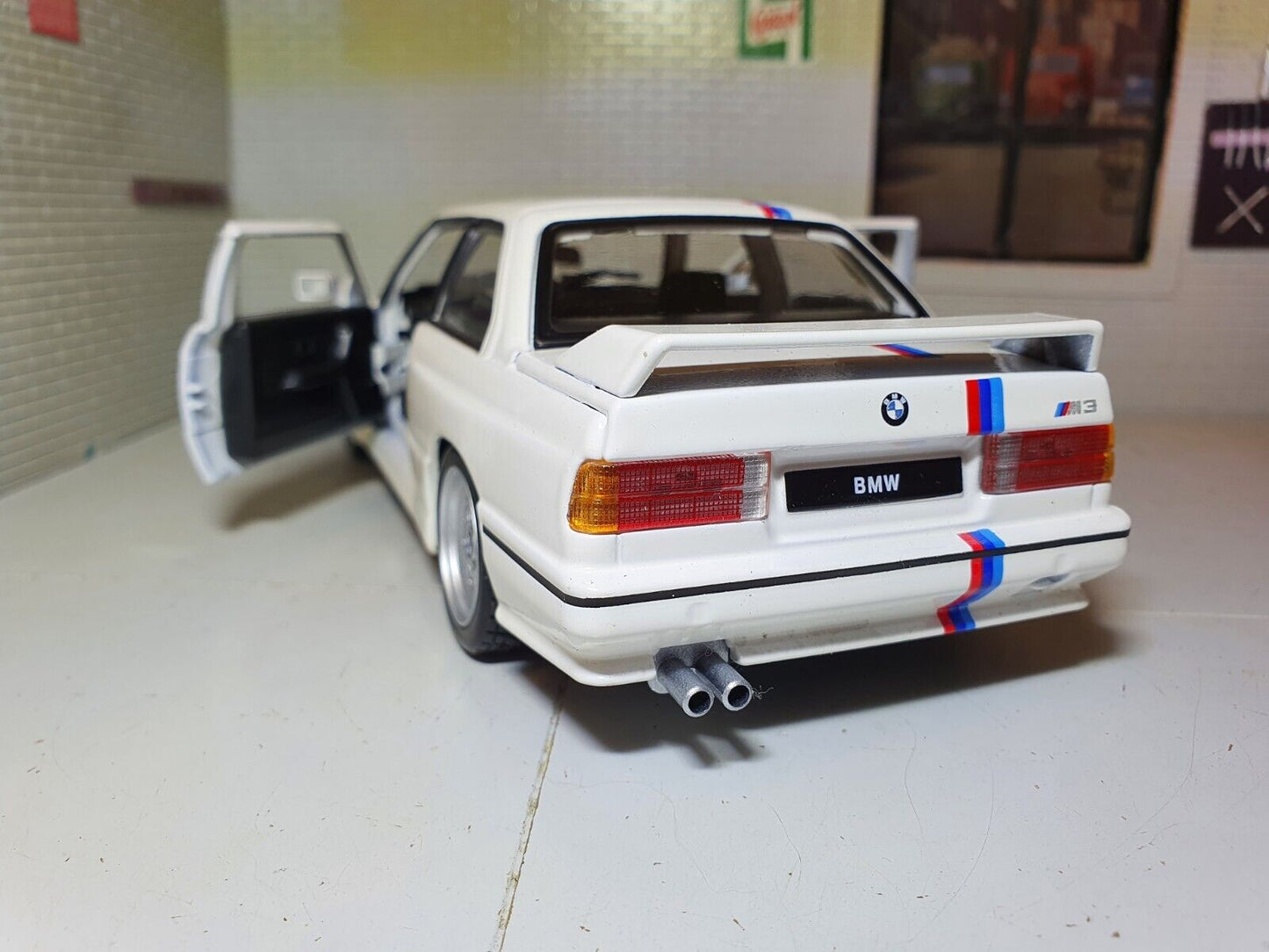 BMW 1988 3er M3 E30 21100 Bburago 1:24