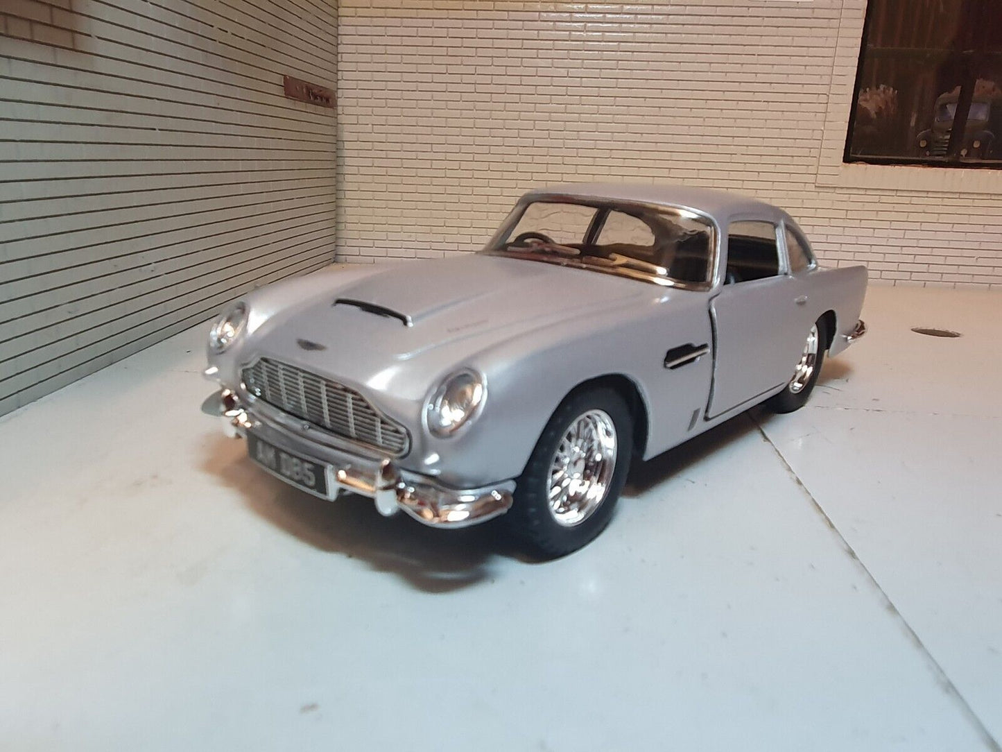 Aston Martin 1963 DB5 272041 Kinsmart 1:36