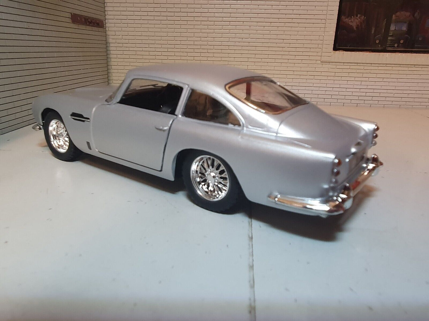 Aston Martin 1963 DB5 272041 Kinsmart 1:36