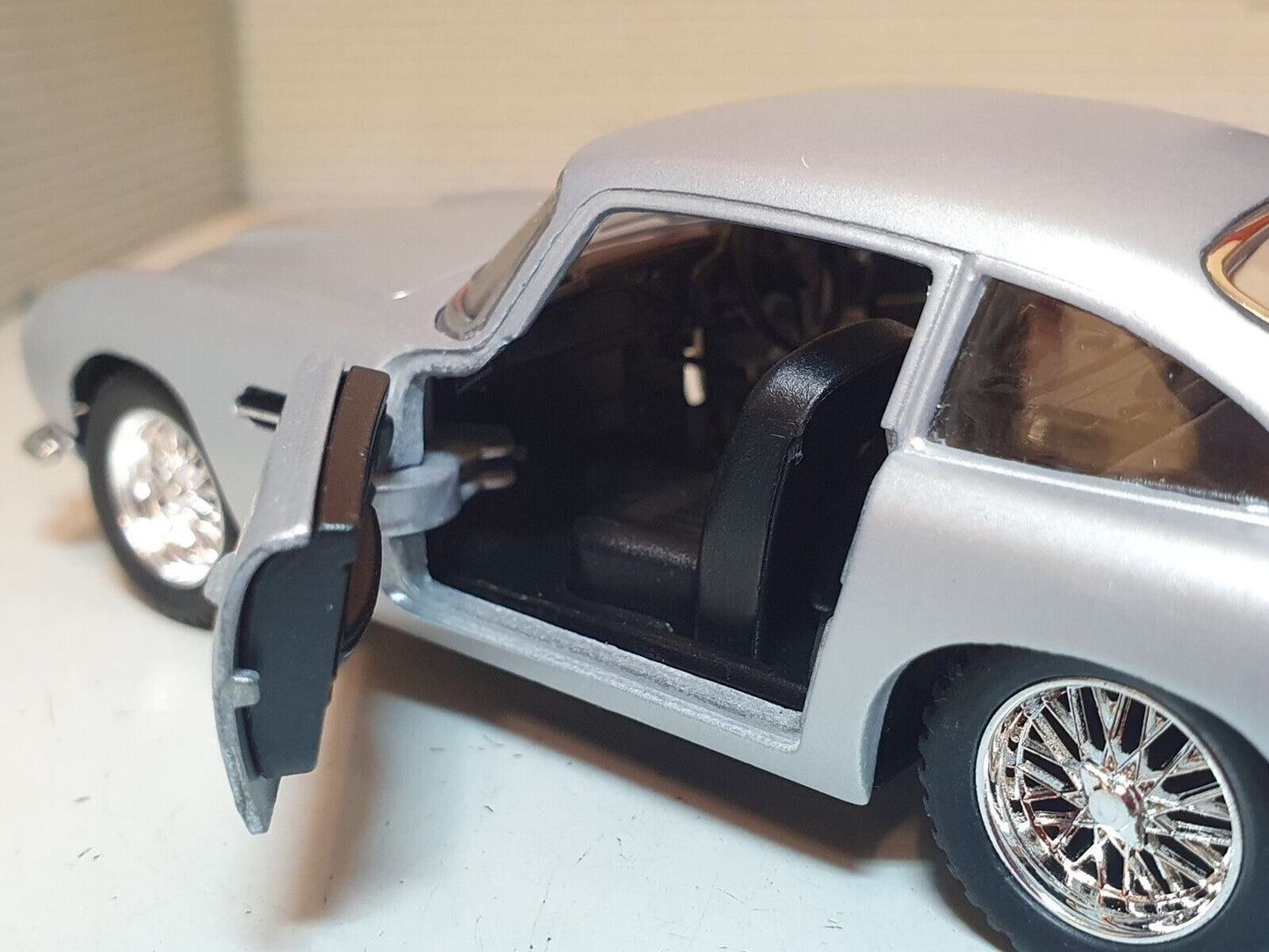 Aston Martin 1963 DB5 272041 Kinsmart 1:36