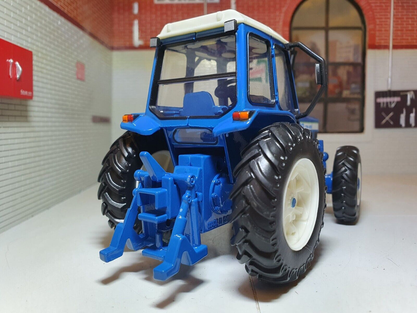 Ford 1979 TW20 Traktor 43322 Britains 1:32