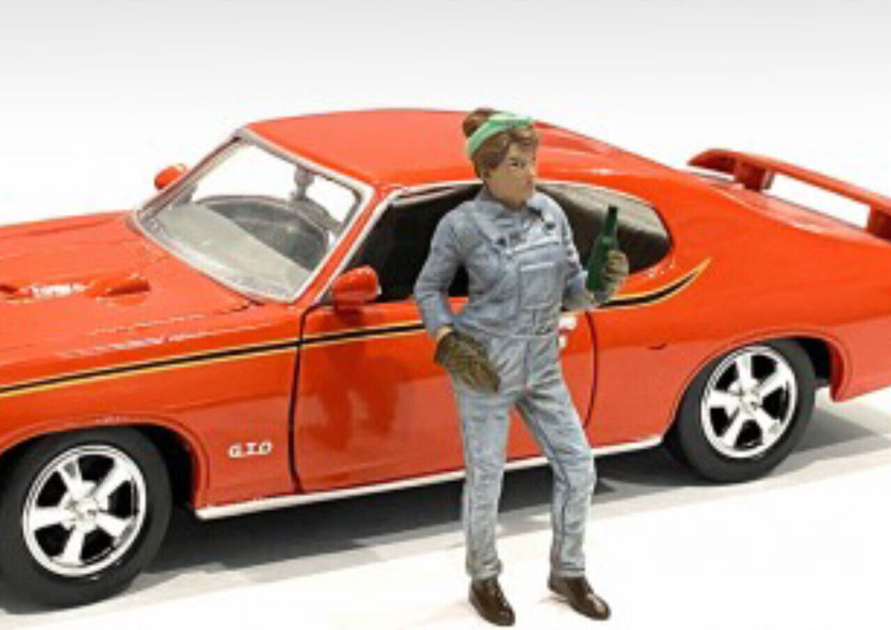 Female Mechanic With Beer AD-38347 American Diorama 1:24