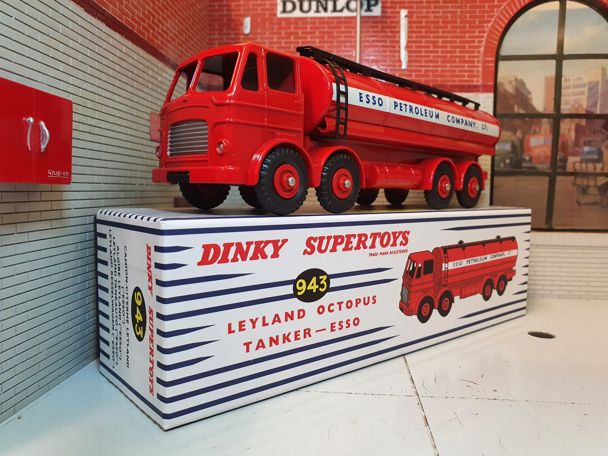 Leyland Octopus Tanker Esso #943 Dinky – Emberton Imperial