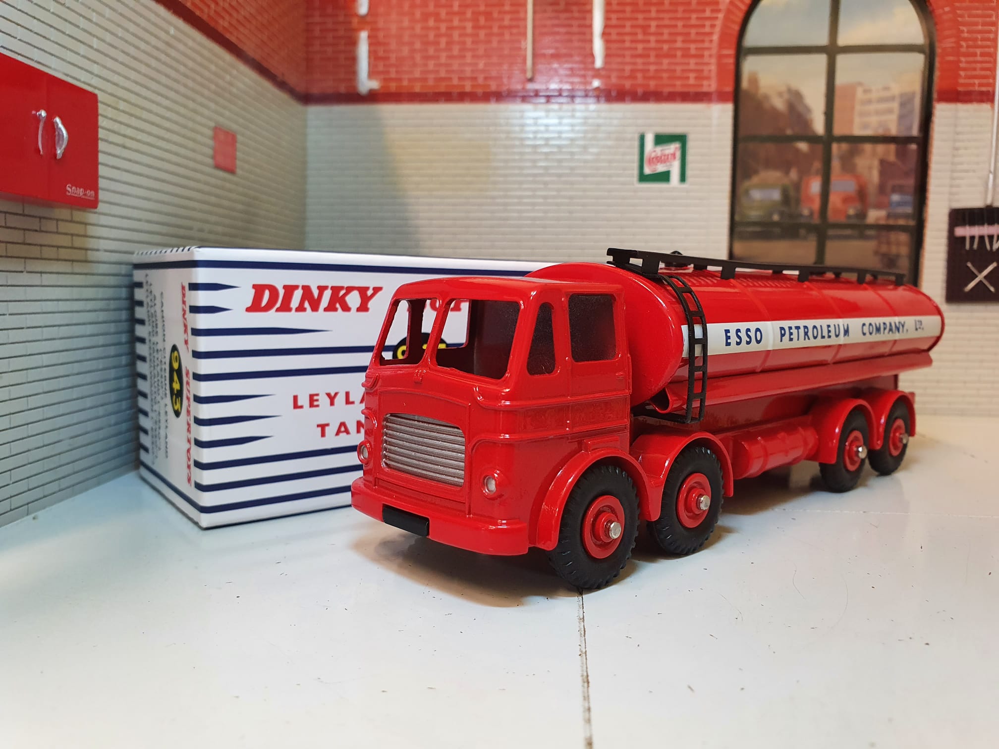 【Dinky Supertoys】943 Essoタンクローリーボックス付 Dinky 943, Leyland Octopus Tanker - Free Price Guide & Review