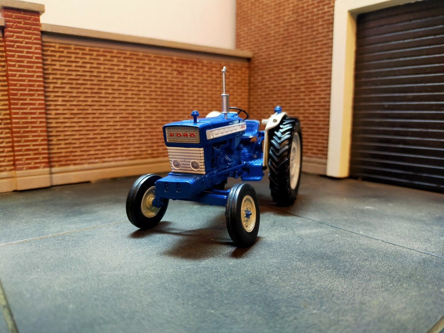 FORD 5000 Fabriqué par Universal Hobbies - Echelle 1/32 FORD 5000 Fabriqué par Universal Hobbies - Echelle 1/32