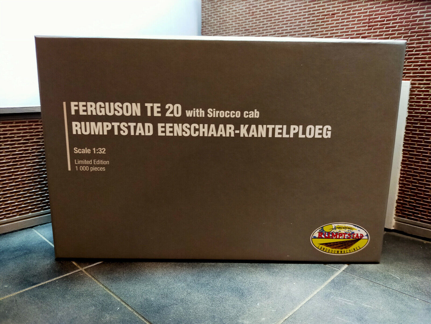 Ferguson TE20 Sirocco Cab Rumptstad Pflug Offiziell lizenziertes Universal Hobbies UH5364 1:32