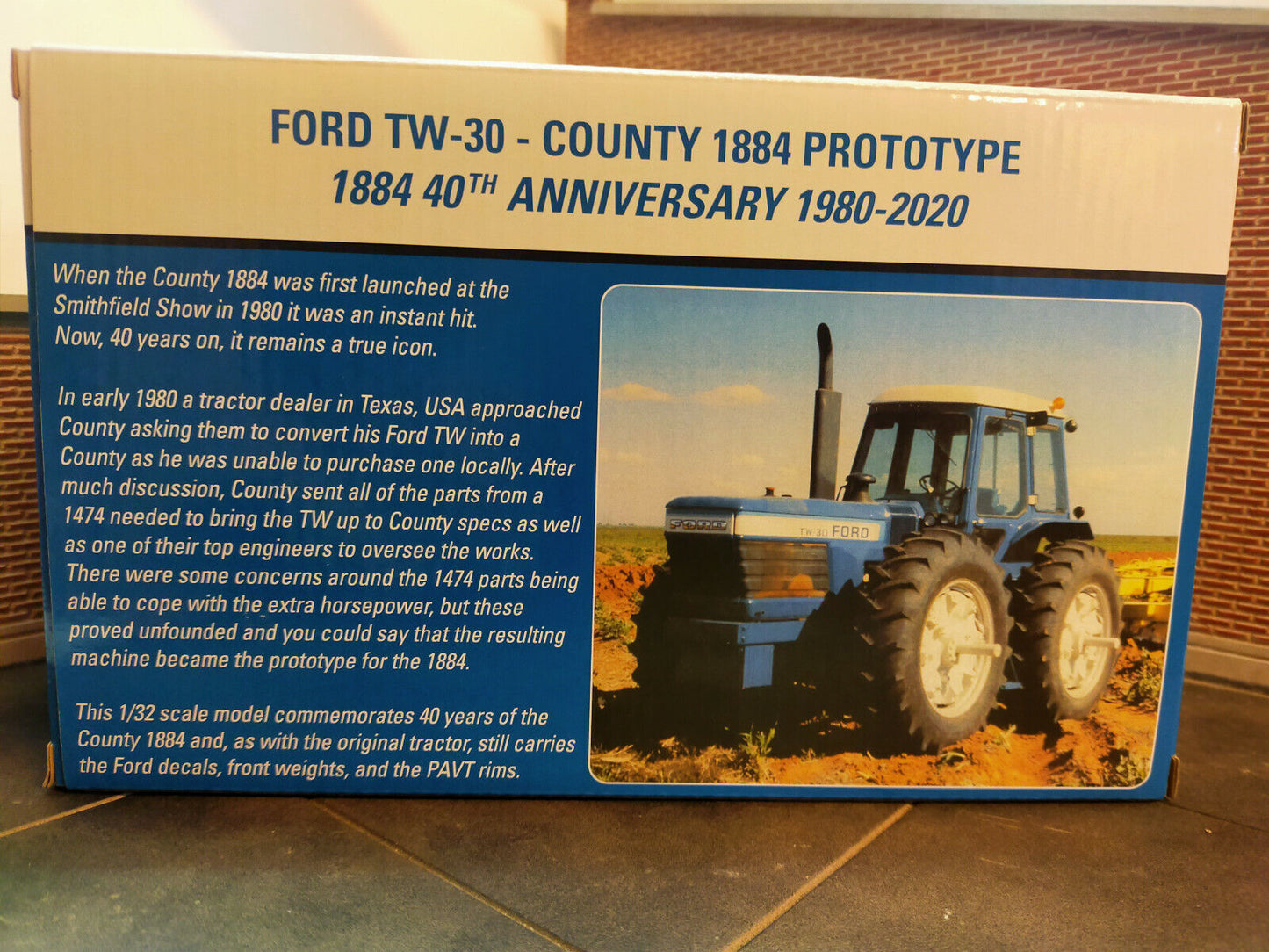 Ford TW-30 County 1884 Prototype 40e anniversaire sous licence officielle Universal Hobbies UH6302 1:32