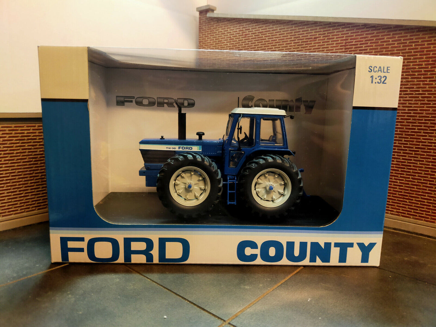 Ford TW-30 County 1884 Prototype 40e anniversaire sous licence officielle Universal Hobbies UH6302 1:32