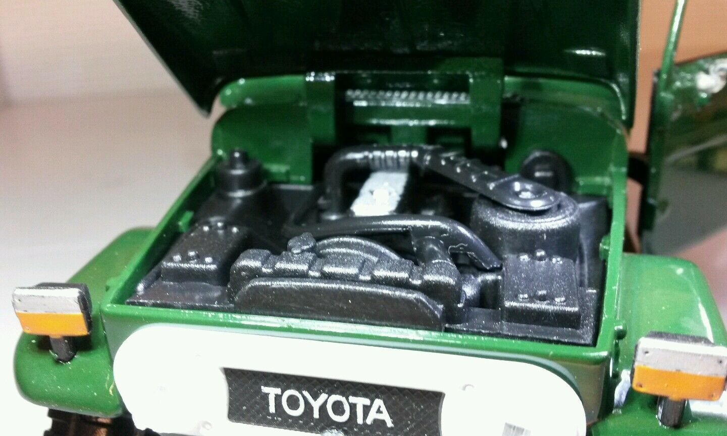 Toyota Land Cruiser FJ40 Motormax 1:24