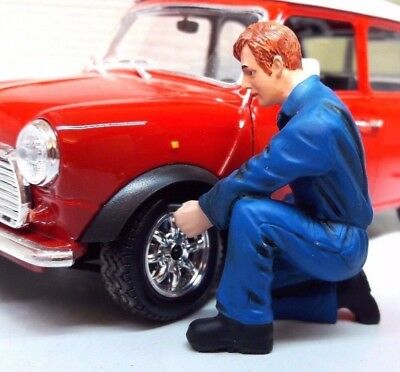 Workman Figure Tyre Pressure Garage Workshop Diorama 1:24 Scale