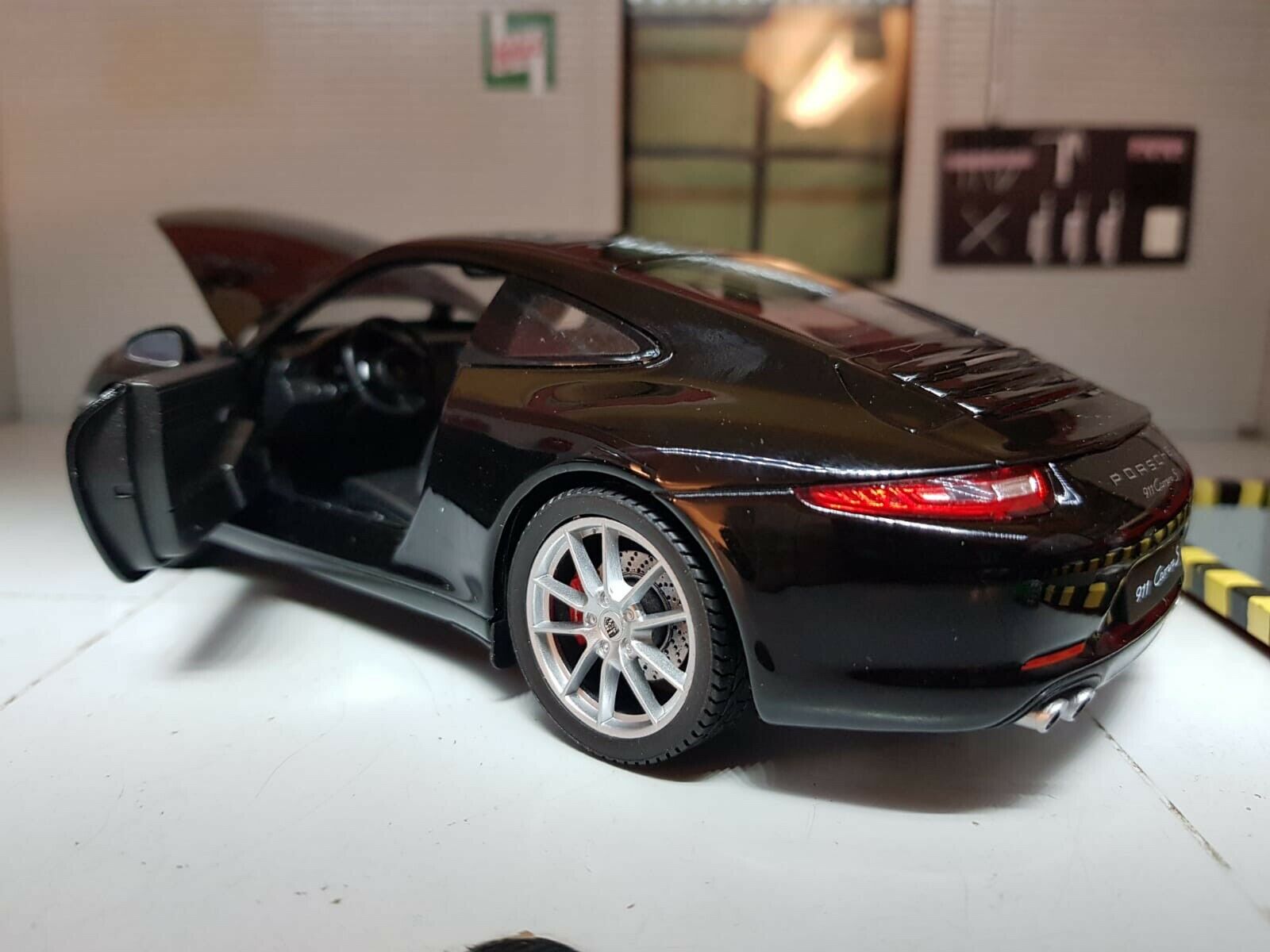 Porsche 911 Carrera S 24040 Welly 1:24