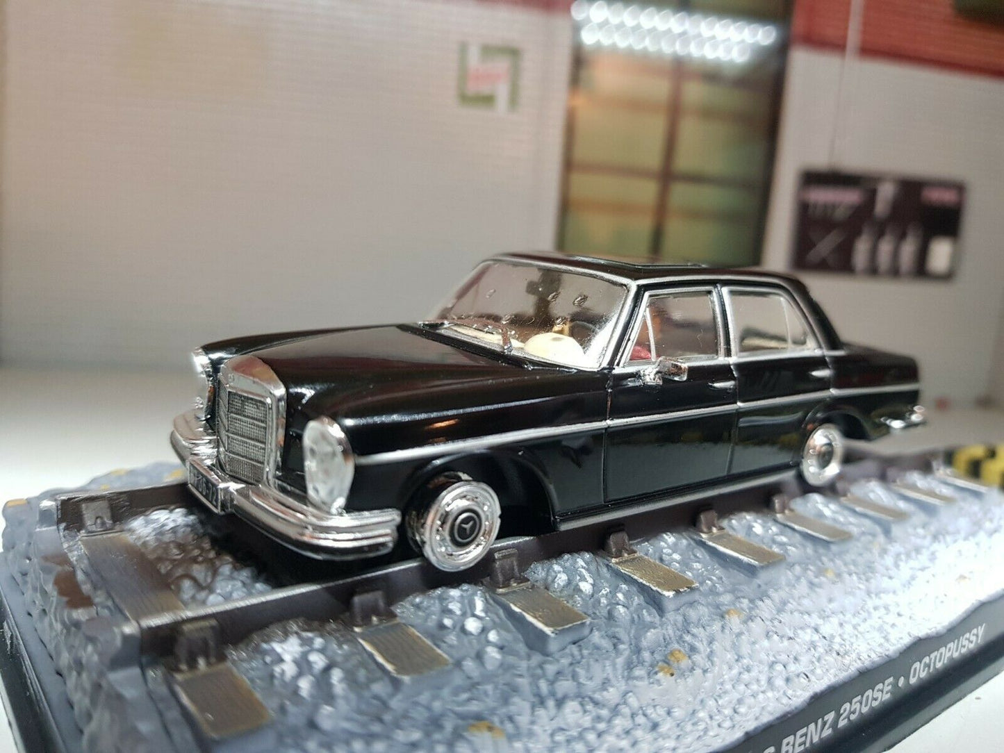 AUTO IXO MERCEDES-BENZ 250SE OCTOPUSSY JAMES BOND 007 1:43 AUTO IXO MERCEDES-BENZ 250SE OCTOPUSSY JAMES BOND 007 1:43