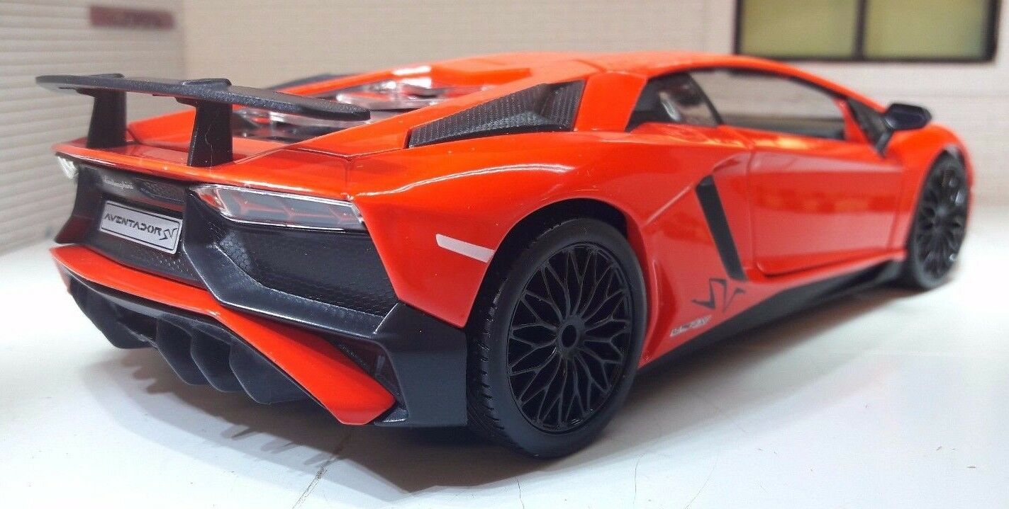 Bburago 1:24 Lamborghini Aventador LP 750-4 SV rouge 18-21079