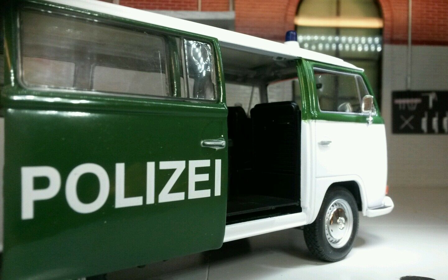 Volkswagen VW 1972 T2 Bay Police Polizei 22472 Welly 1:24