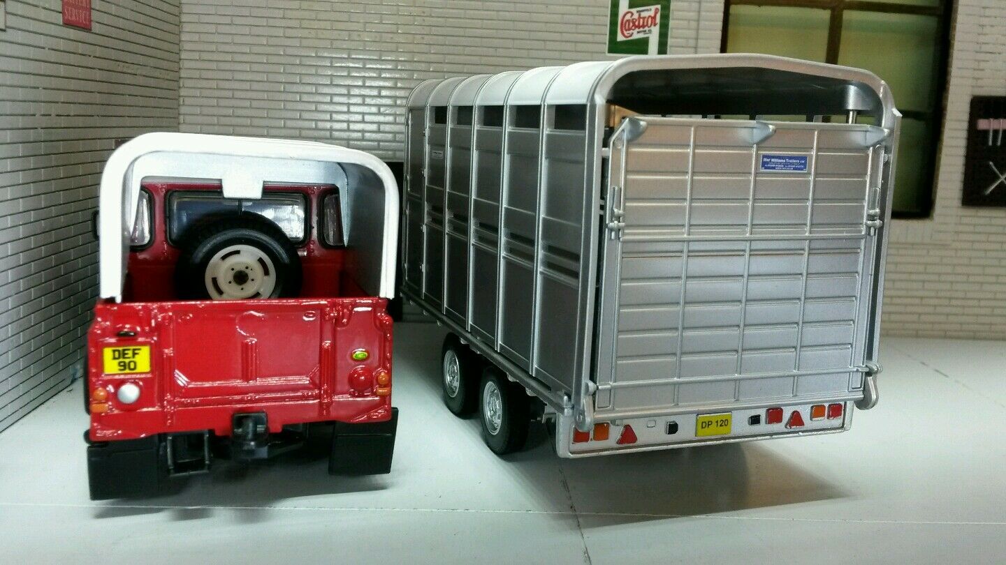 Land Rover Defender 90 & Ifor Williams Sheep Trailer Britains 1:32