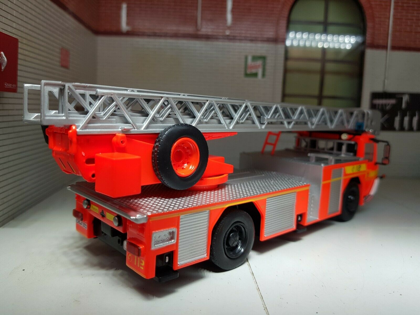 Fire Engine Iveco Magirus Dlk 23/12 DLK23-12C Turntable Ladder