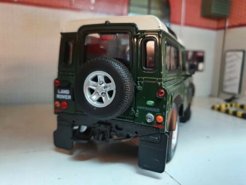 Model Land Rover Defender Green White Roof TD5/TDCI 90 Welly 1:24 Scale Diecast
