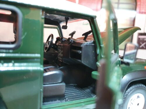 Model Land Rover Defender Green White Roof TD5/TDCI 90 Welly 1:24 Scale Diecast