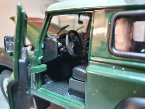 Model Land Rover Defender Green White Roof TD5/TDCI 90 Welly 1:24 Scale Diecast