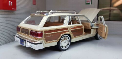 Chrysler 1979 Le Baron Town &amp; Country Motormax 73331 1:24