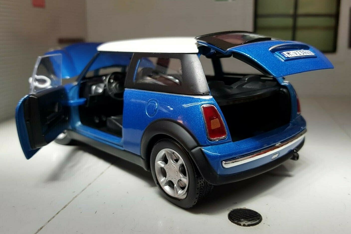 Mini One Cooper R50 R53 Cararama 1:24 – Emberton Imperial