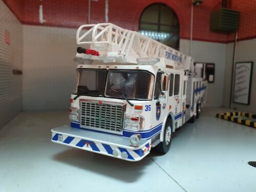 Spartan Smeal 105 Fire Engine USA 2015 RM Turntable Ladder Ft Worth 1:43