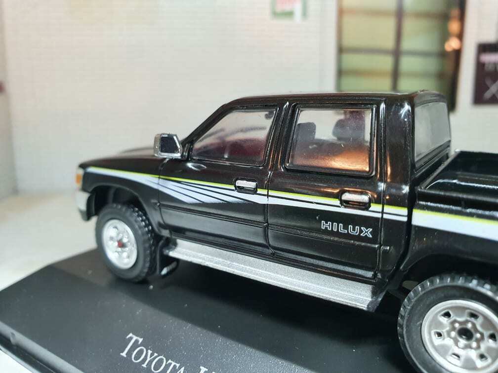 Toyota Hilux SR5 Double Cab Pickup 1997 Black Demag 1:43