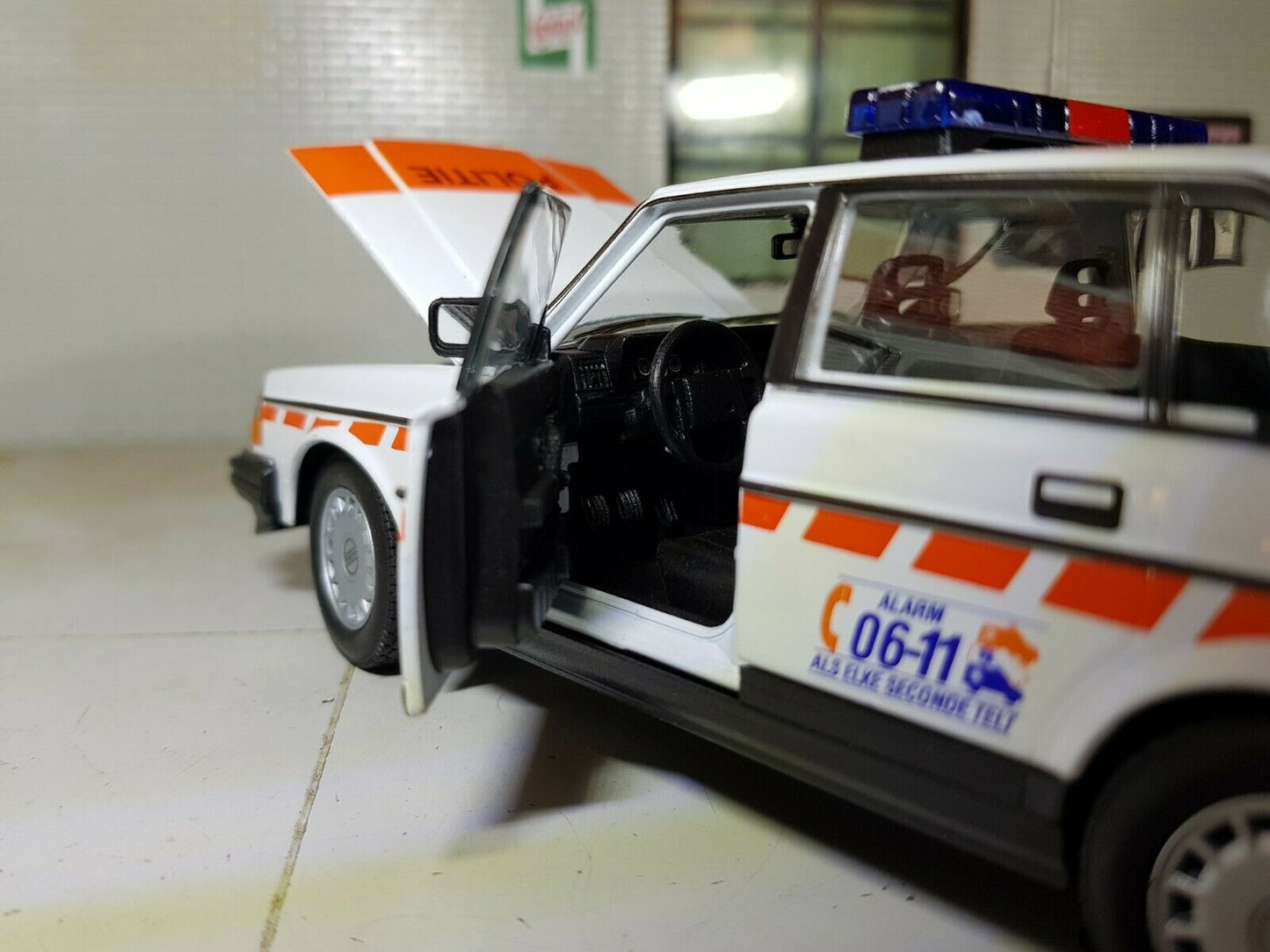 Volvo 1986 240 GL Dutch Police Saloon 24102RS-W Welly 1:24