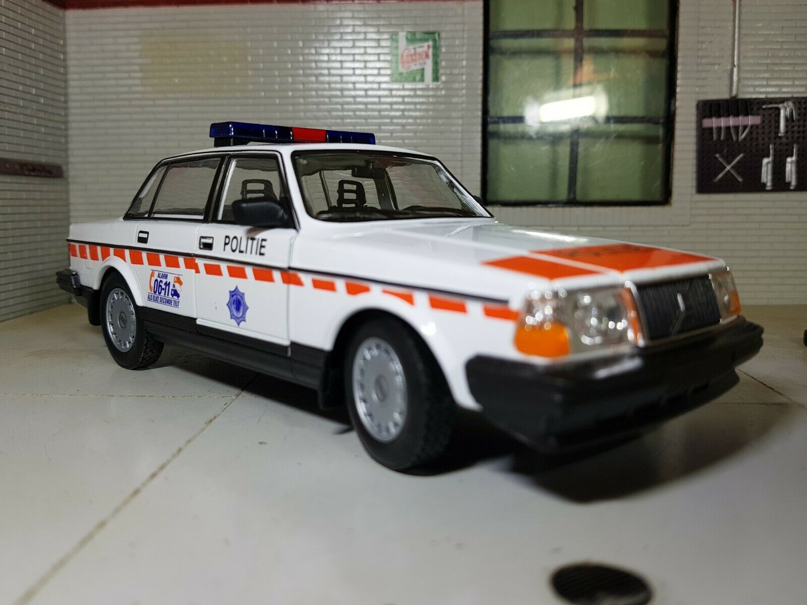 ミニチャンプス 18 ボルボ 240 GL オランダ警察 1986 ホワイト Volvo