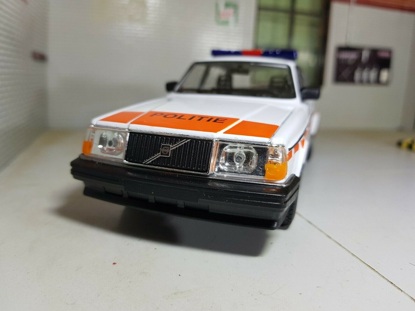 Volvo 1986 240 GL Dutch Police Saloon 24102RS-W Welly 1:24