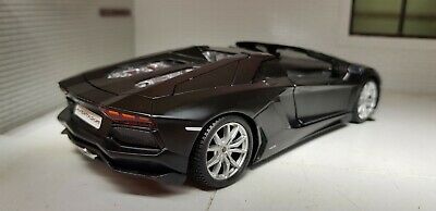 Lamborghini Aventador Satin / Noir Mat LP700-4 Roadster 31504 Maisto 1:24