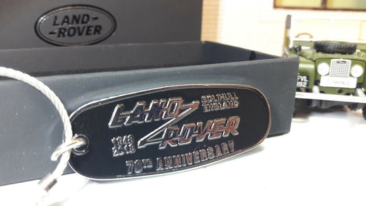 Hochwertiger, emaillierter Schlüsselanhänger und Box zum 70-jährigen Jubiläum der Land Rover Defender-Reihe
