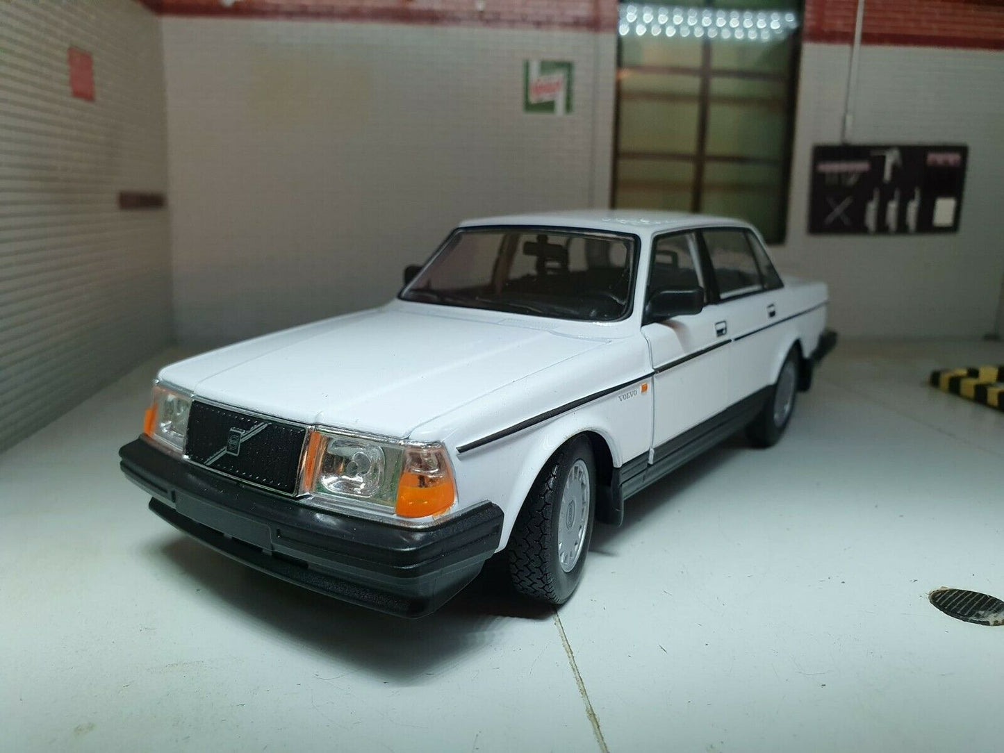 Volvo 1986 240 GL Limousine 24102 Welly 1:24