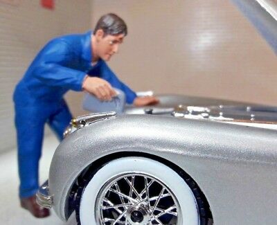 G LGB 1:24 Scale Mechanic Filling Oil Radiator Up Figure Garage Workshop Diorama
