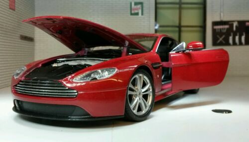 1:24 Scale Aston Martin Vantage V12 Silver James Bond 24017 Welly Model Car