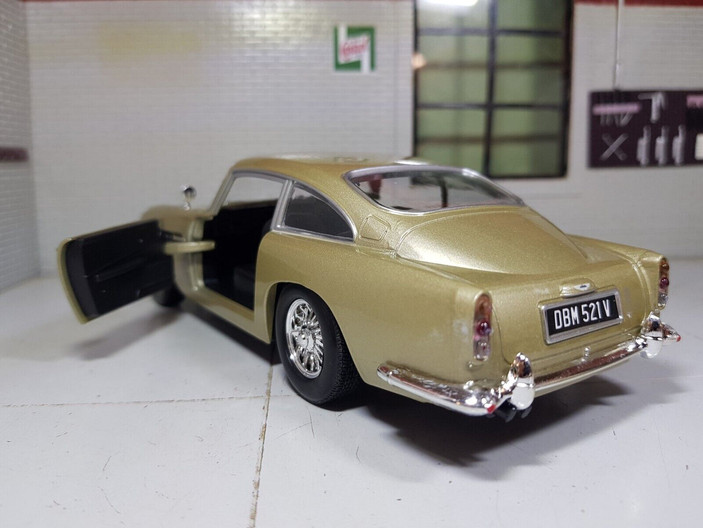 MotorMax - Voiture miniature - Aston Martin DB5 1963 - verte - 19