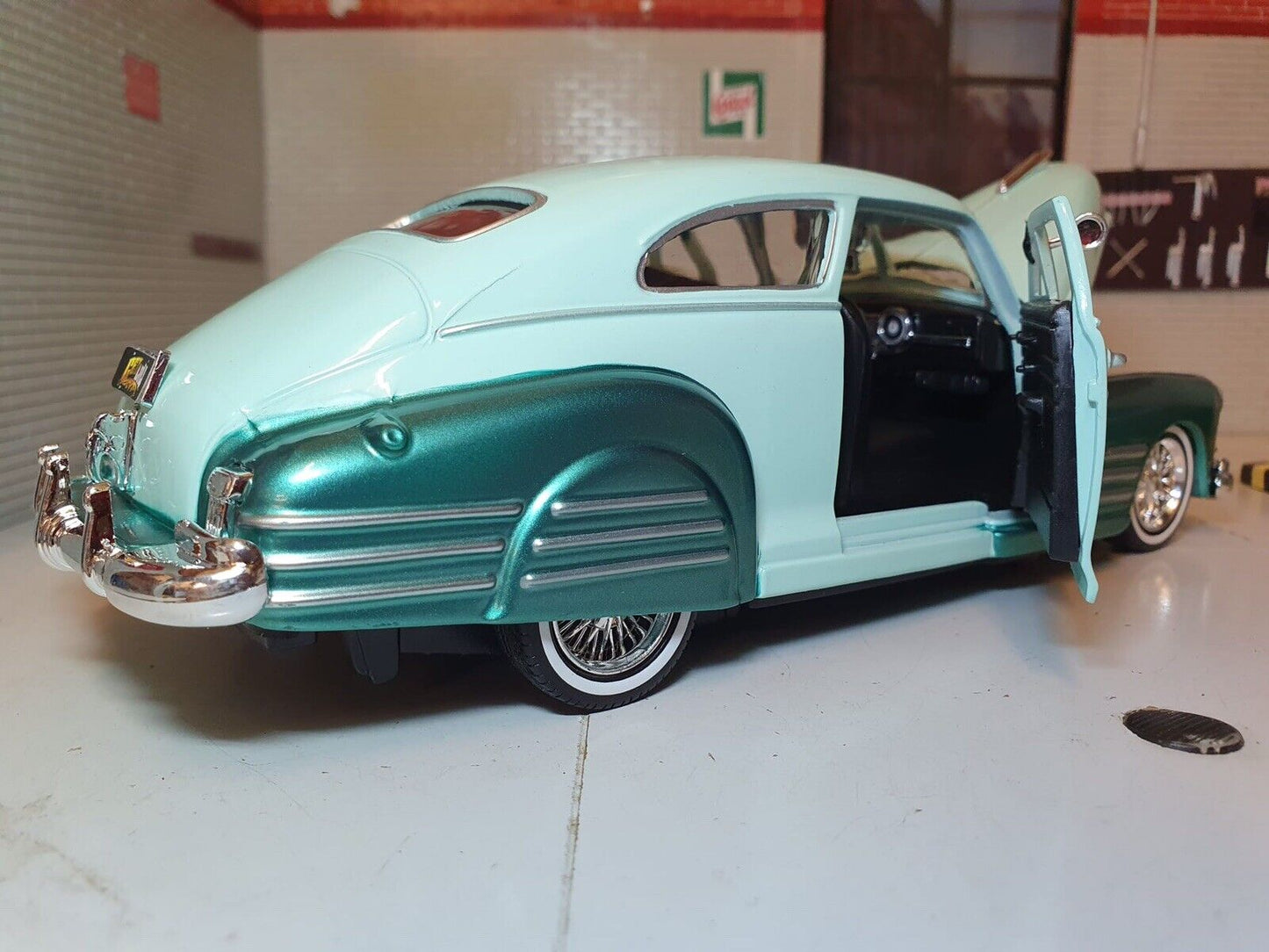 Chevrolet 1948 Aerosedan Fleetline Tieferlegung 79027 Motormax 1:24