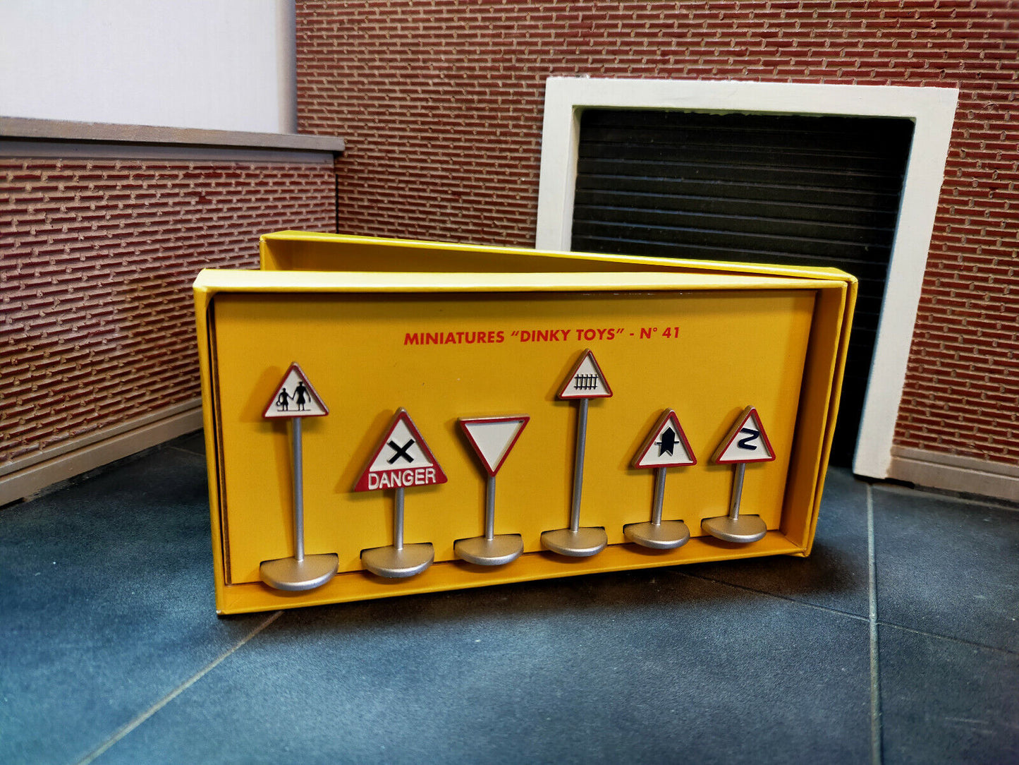 Road Signs Dinky #41